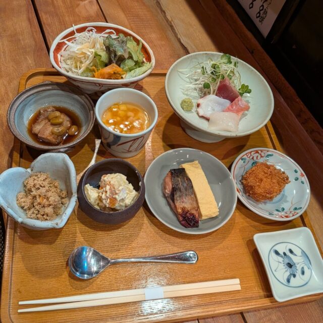 季節料理　【旬彩こはく】
━━━━━━━━━━━━━━

本日のお昼のご予約
ランチコース3000円
写真の御膳+ごはん、味噌汁、浅漬、天ぷら、デザートが付きます
ごはんはちりめん山椒（自家製）がかかります

ご予約でのご利用がスムーズです

━━━━━━━━━━━━━━

《information》
静岡市葵区七間町にある割烹料理店
1日限定8人までのお席で営業してます
季節の素材を活かした和食
アラカルトがメインでやってます
コース料理は8350円より

━━━━━━━━━━━━━━

JR静岡駅北口より徒歩10分
静岡市葵区七間町18-1 PIVOT静岡102
✆054-221-0589
営業時間
ランチ（火曜から金曜）11:30〜13:00
ディナー17:30〜22:00
http://www.syunsai-kohaku.com/

#静岡 #こはく #割烹 #静岡和食