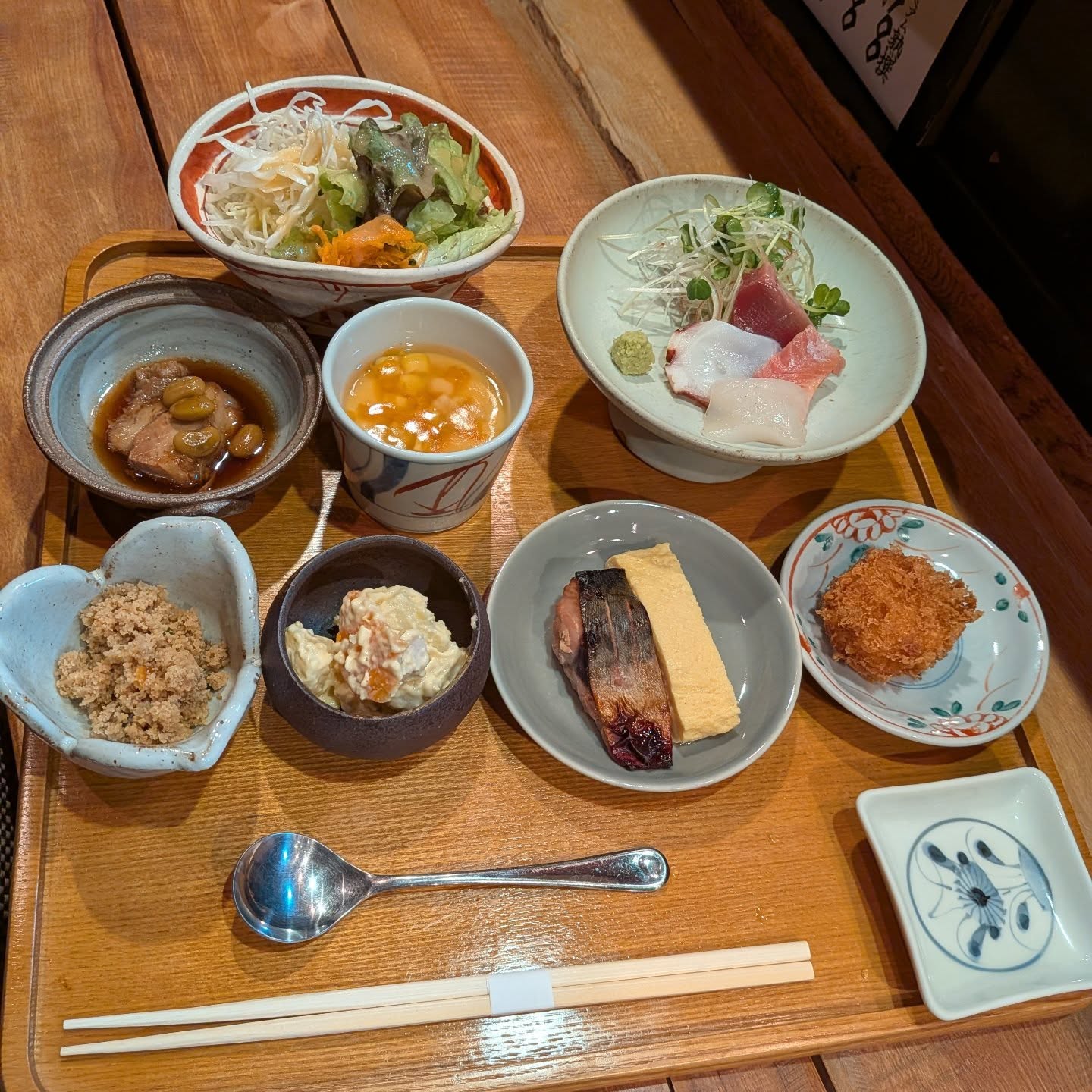 季節料理　【旬彩こはく】
━━━━━━━━━━━━━━

本日のお昼のご予約
ランチコース3000円
写真の御膳+ごはん、味噌汁、浅漬、天ぷら、デザートが付きます
ごはんはちりめん山椒（自家製）がかかります

ご予約でのご利用がスムーズです

━━━━━━━━━━━━━━

《information》
静岡市葵区七間町にある割烹料理店
1日限定8人までのお席で営業してます
季節の素材を活かした和食
アラカルトがメインでやってます
コース料理は8350円より

━━━━━━━━━━━━━━

JR静岡駅北口より徒歩10分
静岡市葵区七間町18-1 PIVOT静岡102
✆054-221-0589
営業時間
ランチ（火曜から金曜）11:30〜13:00
ディナー17:30〜22:00
http://www.syunsai-kohaku.com/

#静岡 #こはく #割烹 #静岡和食
