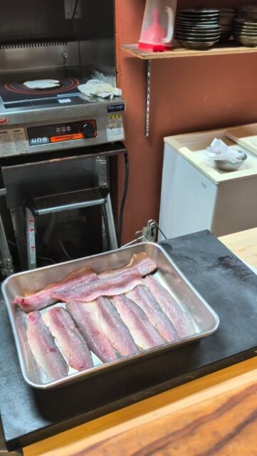 季節料理　【旬彩こはく】

━━━━━━━━━━━━━━
鮎春巻の仕込み

鮎を３枚におろして〜
骨と頭は唐揚げにして〜
身は4時間かけてコンフィにして〜
内臓はソースにして〜
巻き巻きして〜
揚げ揚げして〜
パリッとできあがり！

手間かけすぎてます
━━━━━━━━━━━━━━

《information》

静岡市葵区七間町にある割烹料理店

1日限定8人までのお席で営業してます

季節の素材を活かした和食

アラカルトがメインでやってます

コース料理は8350円より

━━━━━━━━━━━━━━

JR静岡駅北口より徒歩10分

静岡市葵区七間町18-1 PIVOT静岡102

✆054-221-0589

営業時間

ランチ（火曜から金曜）11:30〜13:00

ディナー17:30〜22:00

http://www.syunsai-kohaku.com/

#静岡 #こはく #割烹 #静岡和食