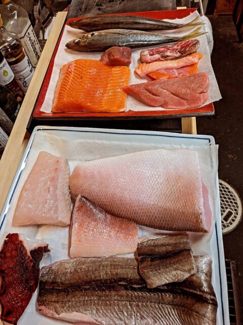 雨も上がり、静岡市は大きな被害もなかったようで一安心ですね。

こんな日は、「何を食べるか」よりも「どんな気分で一日を締めくくりたいか」が大切だったりします。

さっぱりしたものが食べたい。
少し元気が出るものが食べたい。
ゆっくりお酒を飲みたい。

「今日はどんな気分ですか？」そんな会話の中からおすすめの料理を考えるのが大好きです

今日は例えば…

・甲殻類をたっぷり食べて育った蛸を辛子酢味噌で
・脂の乗った島根の鯵を、茗荷などとともに海苔巻きに
・旬の鱧は太白ごま油で軽やかに天ぷらに。塩、レモン、山葵、お好みで。

決まったおすすめではなく、その日の気分に寄り添う一皿を。

そんな食事を楽しみに来ていただけたら嬉しいです。

#静岡 #こはく #割烹 #静岡和食
#会話から生まれるあなただけのメニュー