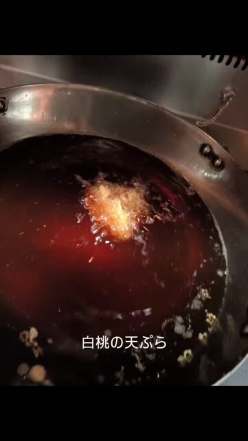この夏の新作
一度醤油焼きにした白桃を八方出汁でお浸しに
それを薄衣で天ぷらにしてお出ししてます

熱々の桃からは得も言われぬ甘い香りが漂います
ほんのりとした塩味が桃の甘みを引き立て
口の中いっぱいに広がります

辛口の日本酒や白ワインと合わせてどうぞ

本日は日曜日ですが
日月連休の為、夜の営業します
ご予約お待ちしてます🙇

#旬彩こはく
#静岡和食 
#割烹料理店
#桃の天ぷら
#季節を味わう