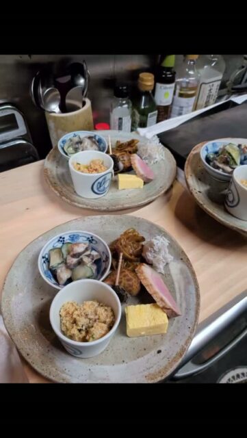 本日もそろそろオープンです

まずはこちらの前菜を召し上がりながら
メニューと今日の素材を見てご注文を決めて頂きます

今夜も宜しくお願いします

#旬彩こはく 
#静岡和食 
#割烹料理店
#素材と季節を味わう割烹 
#こはくの一皿